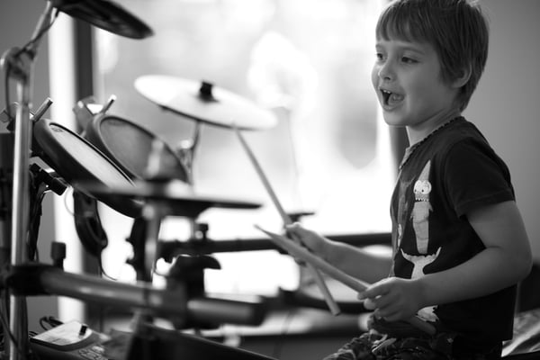Un enfant de 2 ans joue The Pretender à la batterie