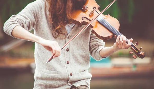Jeune femme jouant du violon
