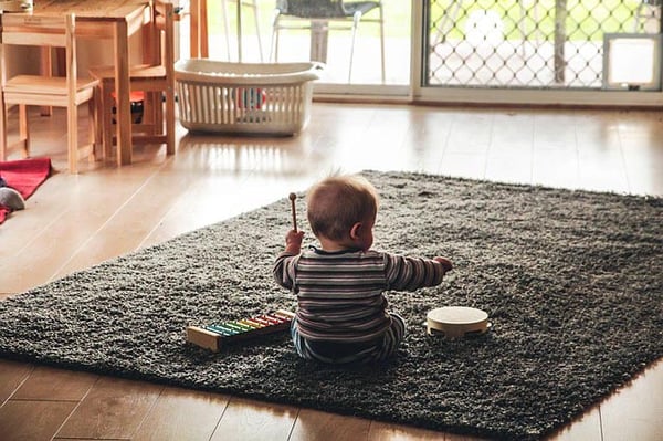 éveil musical : bébé jouant de la musique