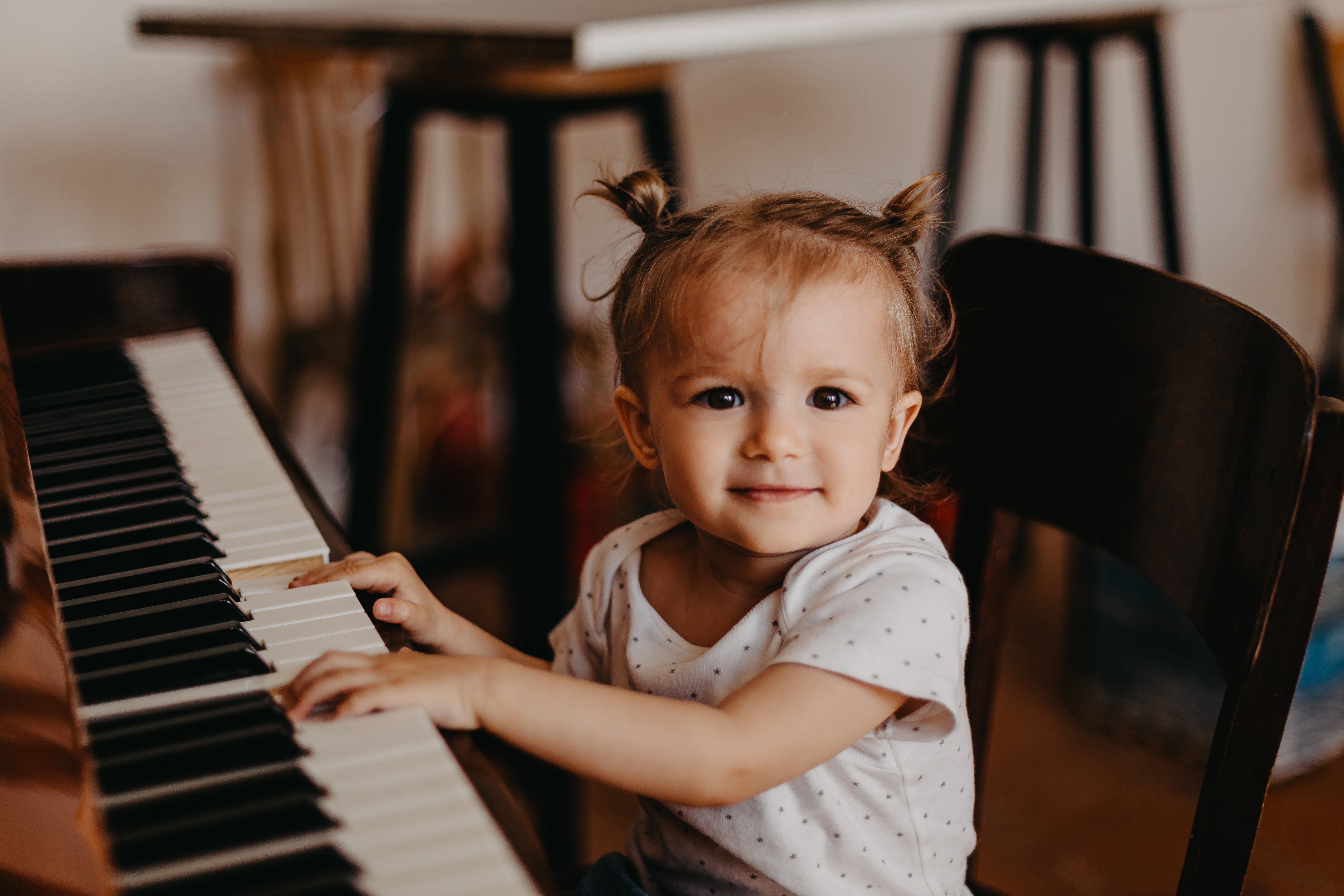 enfant joue piano