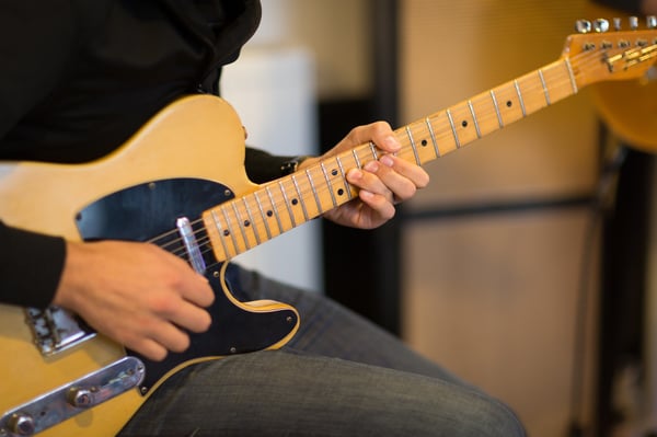La guitare : jouer avec les doigts ou avec un médiator ? - Cours de musique  à domicile, médiator guitare