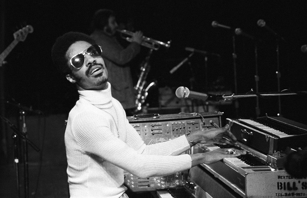 musique-journal-stevie-wonder-piano-en-noir-blanc-madison-square-epopee-ok-0-0-1024x659
