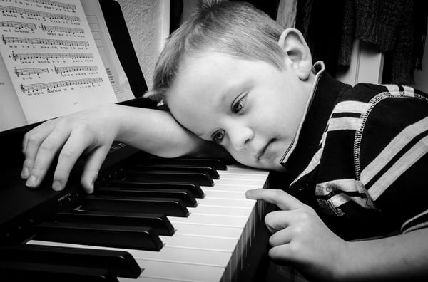 Petit garçon jouant du piano
