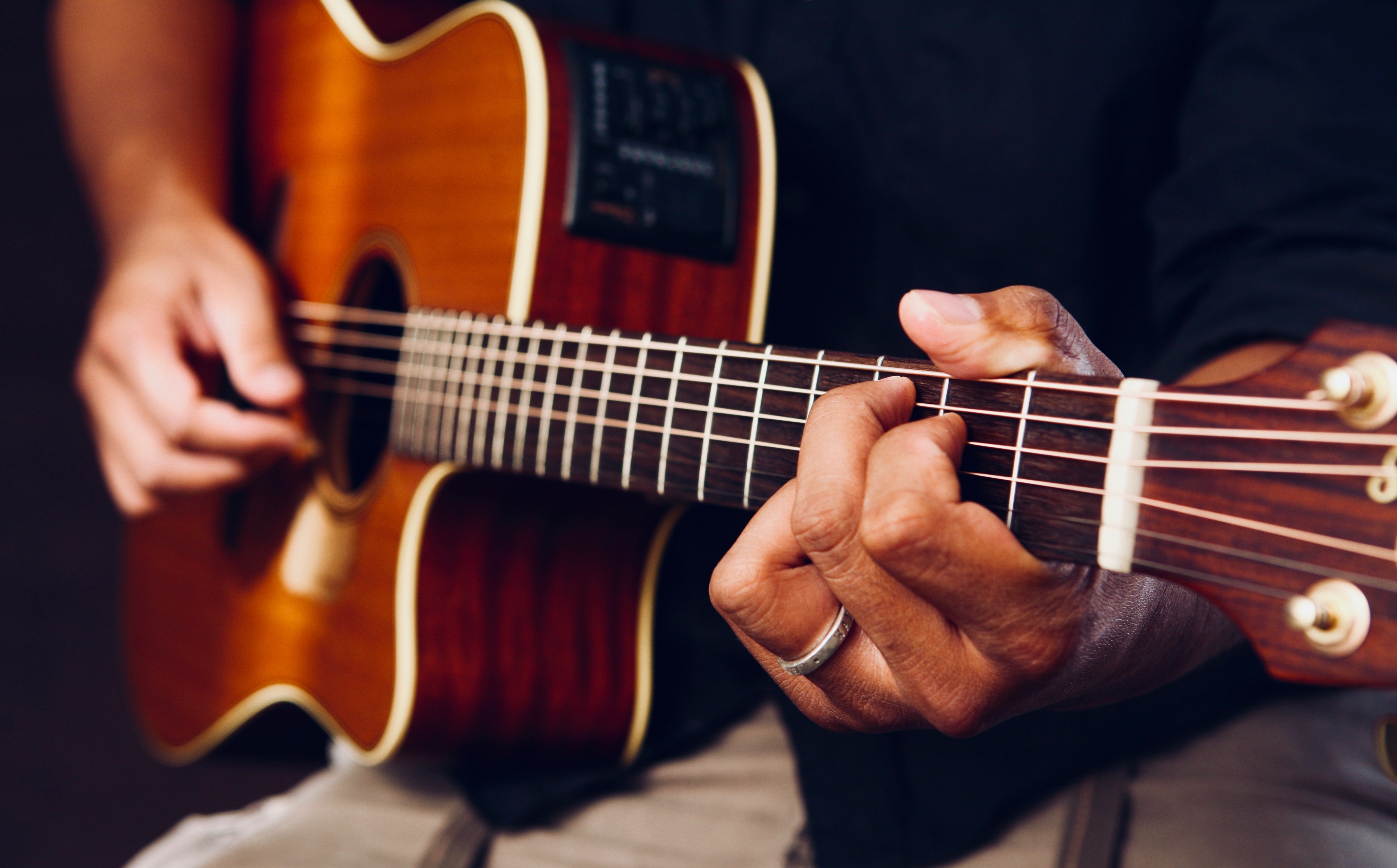 5 RIFFS à ABSOLUMENT savoir jouer à la guitare (débutant)