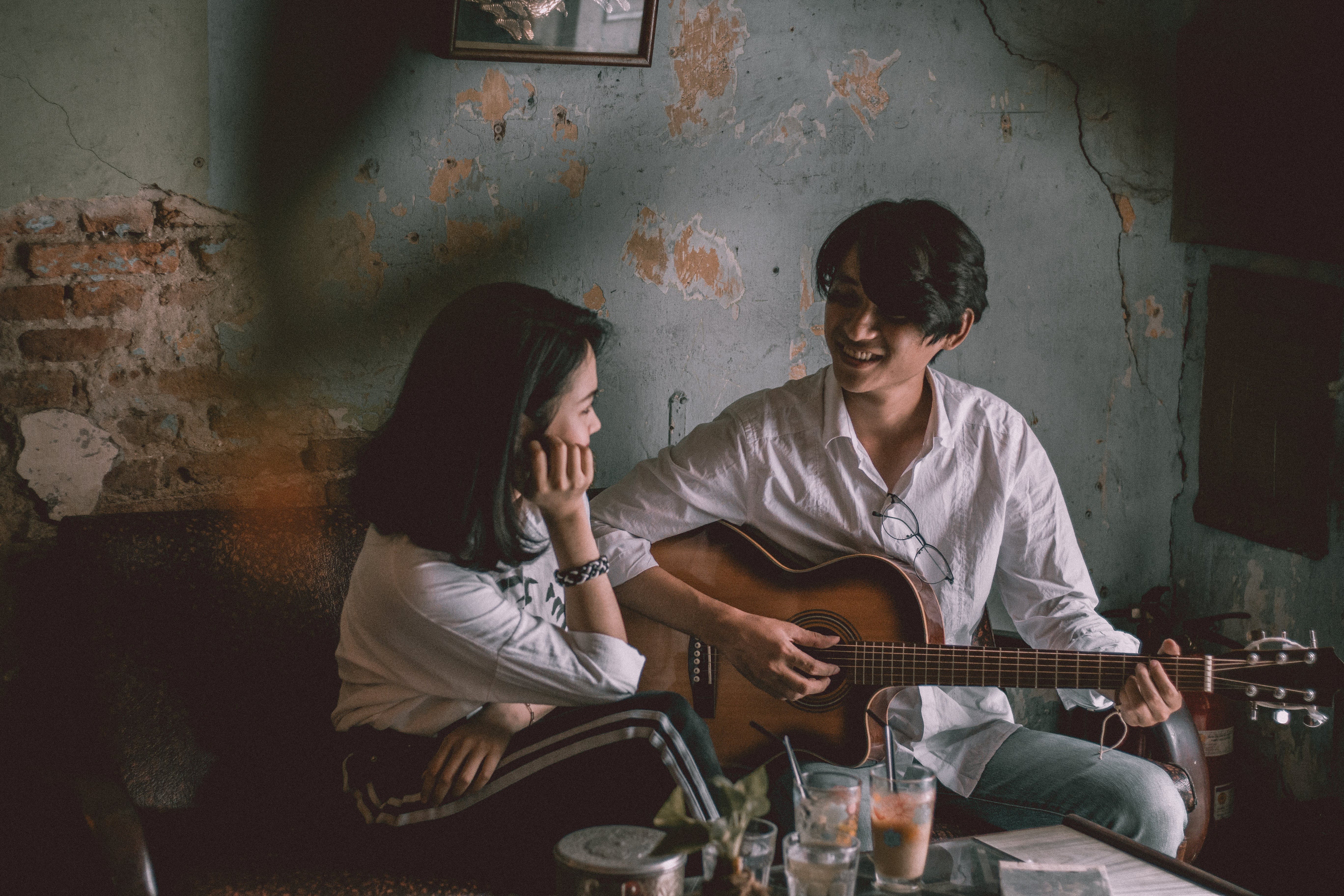Photo de Mẫnn Quang: https://www.pexels.com/fr-fr/photo/homme-jouant-de-la-guitare-avec-une-fille-3450887/