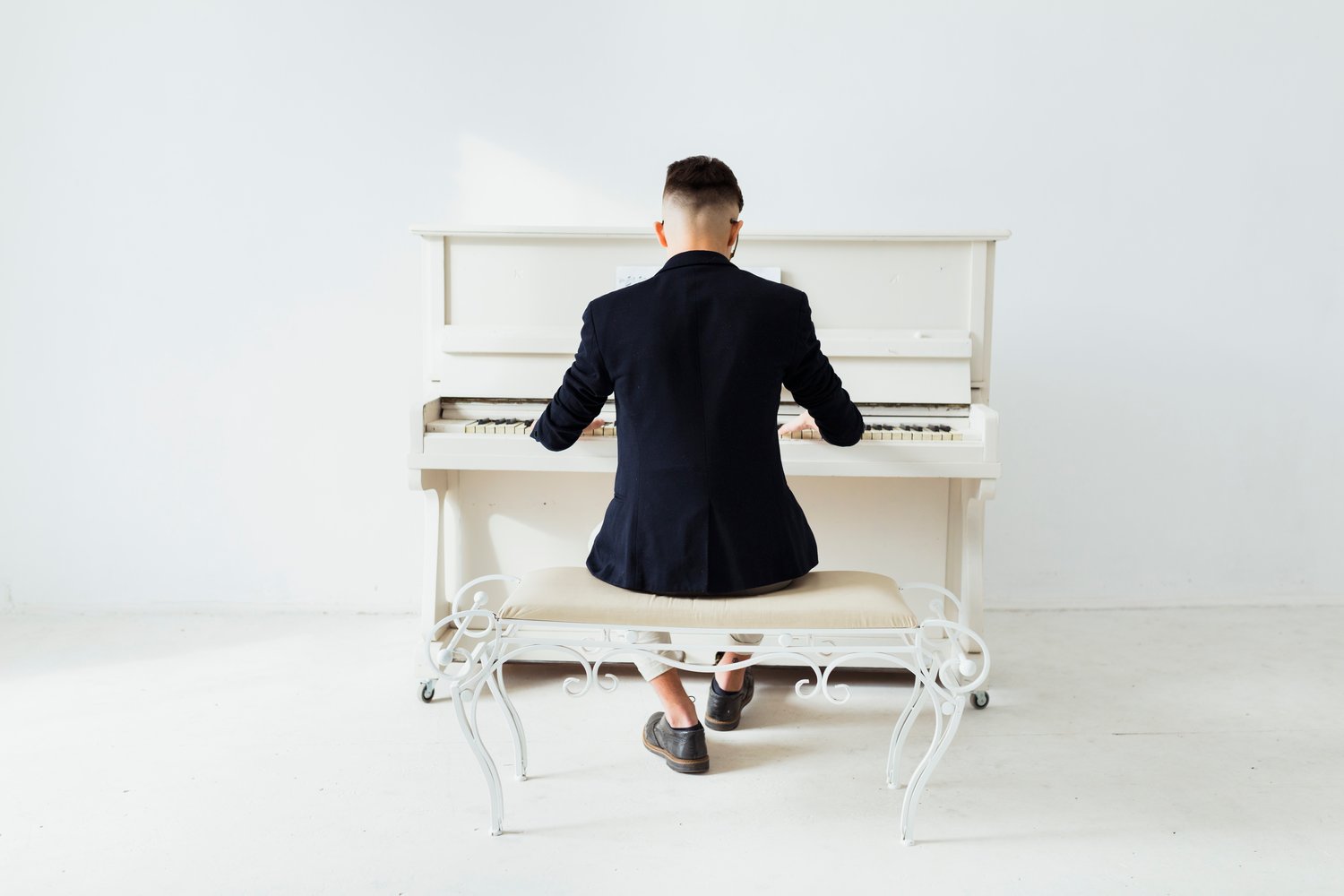 Listen she is playing the piano. Пианист со спины. Человек за фортепиано. Человек сидит за пианино.