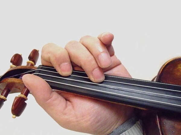 3 manières de installer les cordes d'un violon - wikiHow