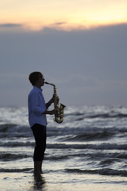 saxophone sur la plage pendant vacances